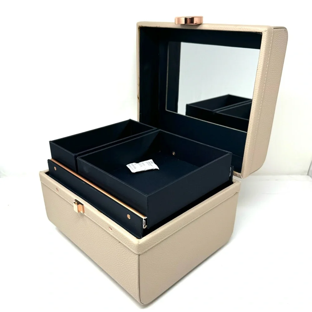 CABOODLES Lifestyle train case, NWT